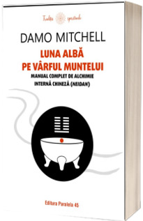 Luna alba pe varful muntelui